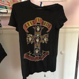 Distressed guns and roses tee